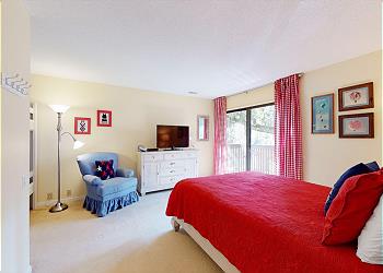 Upstairs Guest Bedroom with Queen