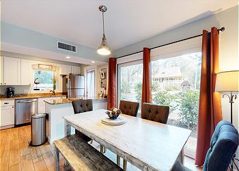 Dining Area with Seating for Six