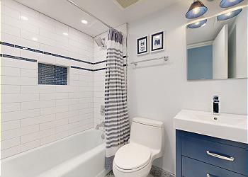 En-Suite Guest Bathroom with Tub and Shower Combination