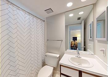 En-Suite Guest Bathroom with Tub and Shower Combination
