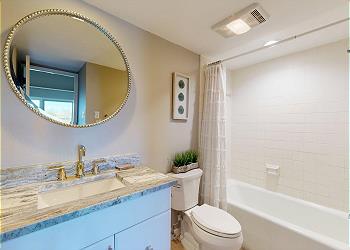 En-suite Bathroom with Tub and Shower Combination