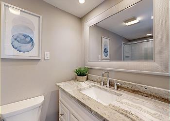En-suite Bathroom with Tub and Shower Combination