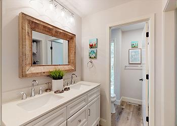 Fully Renovated En-suite Bathroom
