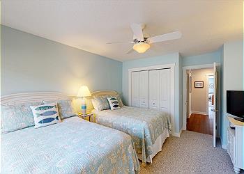 Guest Bedroom with En-suite Guest Bathroom