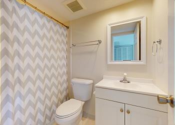 En-Suite Guest Bathroom with Tub and Shower Combination
