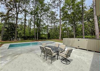 Outdoor Dining with Gas Grill