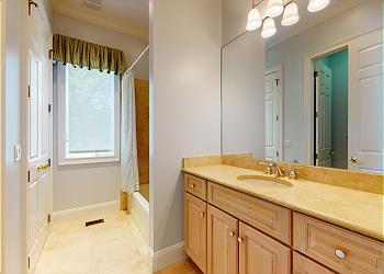En-Suite Bathroom with Tiled Tub and Shower Combination