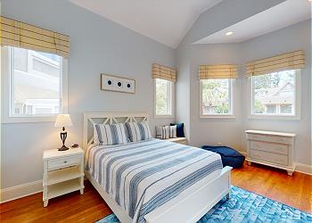 Bedroom 4 with Queen Size Bed