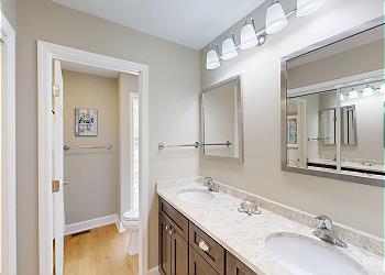En-suite Bathroom with Tub and Shower Combination