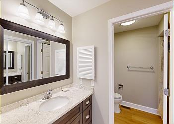 En-suite Bathroom with Tub and Shower Combinaiton