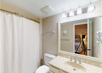 En-Suite Guest Bathroom with Tub and Shower Combination