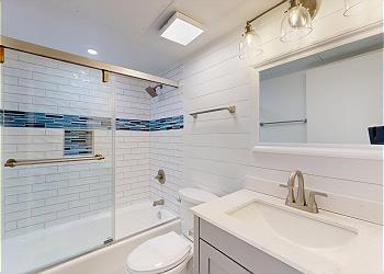 En-Suite Guest Bathroom with Tub and Shower Combination