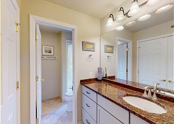 En-Suite Bathroom with Tub and Shower Combination