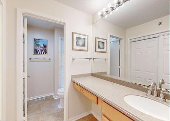 En-suite Bathroom with Tub and Shower Combination
