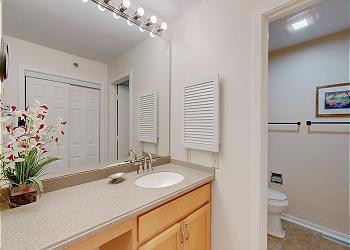En-suite Bathroom with Tub and Shower Combination