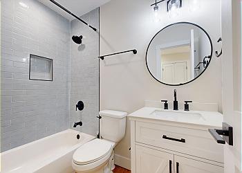 En-Suite Guest Bathroom with Tub and Shower Combination