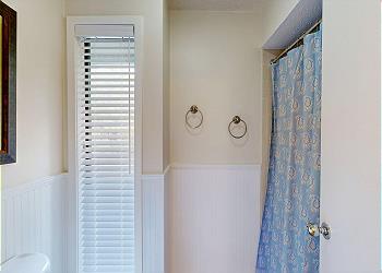En-Suite Bathroom with Tub and Shower Combination