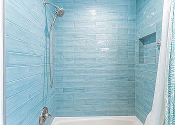 En-suite Guest Bathroom with Tub and Shower Combination