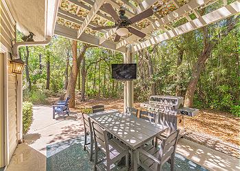 Private Patio with Outdoor Dining