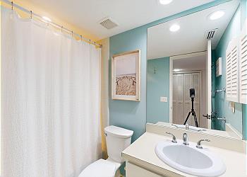 En-suite Bathroom with Tiled Tub and Shower Combination