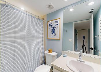 En-suite Bathroom with Tub and Shower Combination