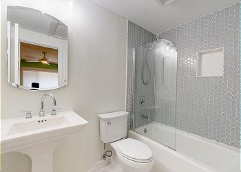 En-Suite Bathroom with Tiled Tub and Shower Combination