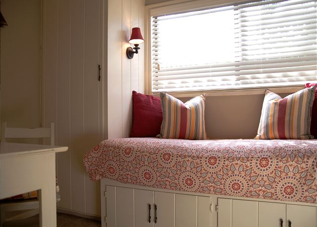 Cozy bedroom 3 with twin bed