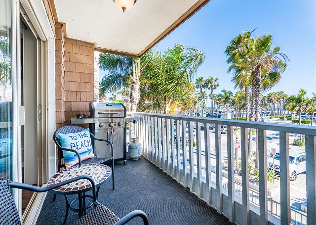 Balcony with BBQ & views of the ocean