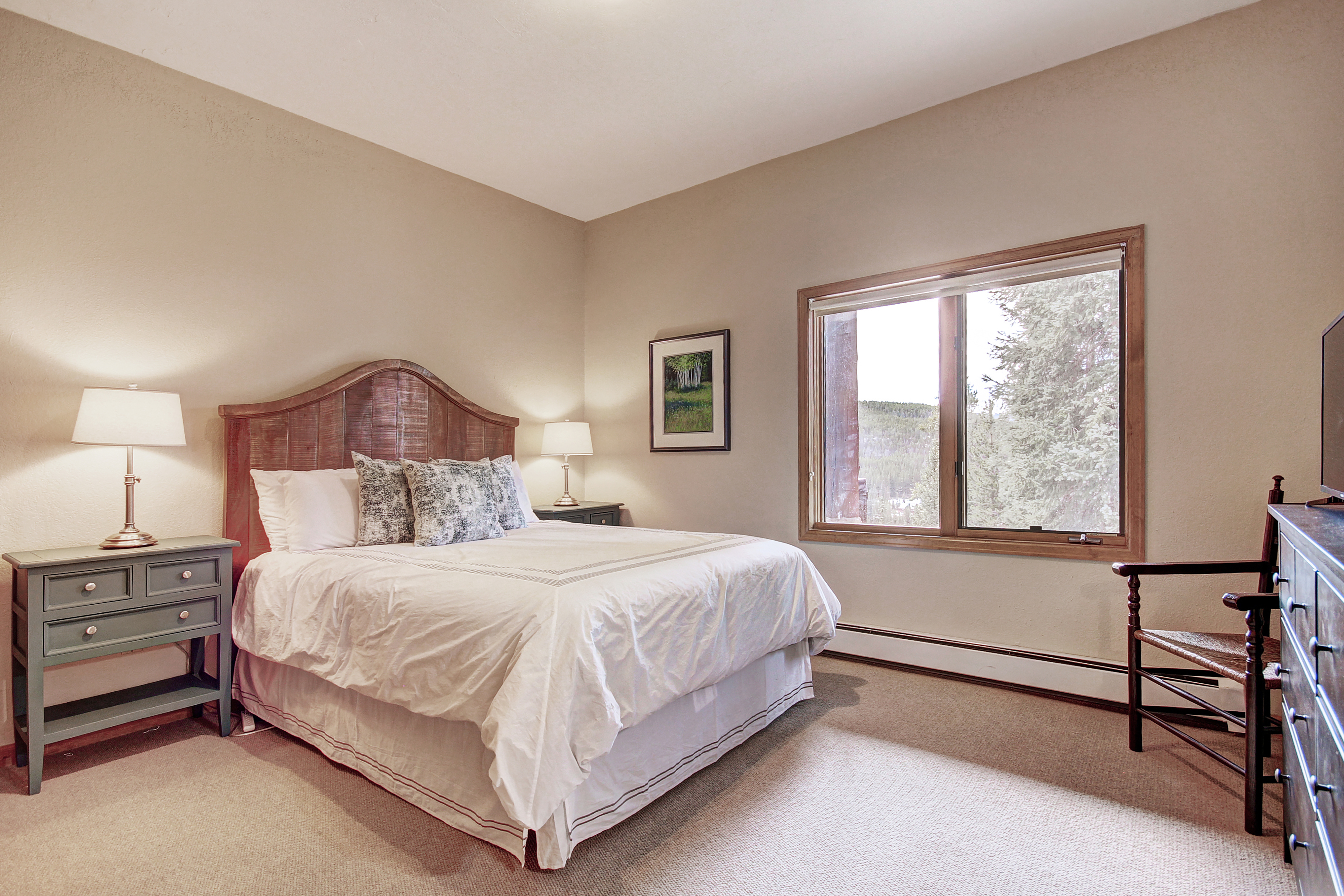 Lower level room with Queen-size bed and shared bath - 10 Southface Breckenridge Vacation Rental