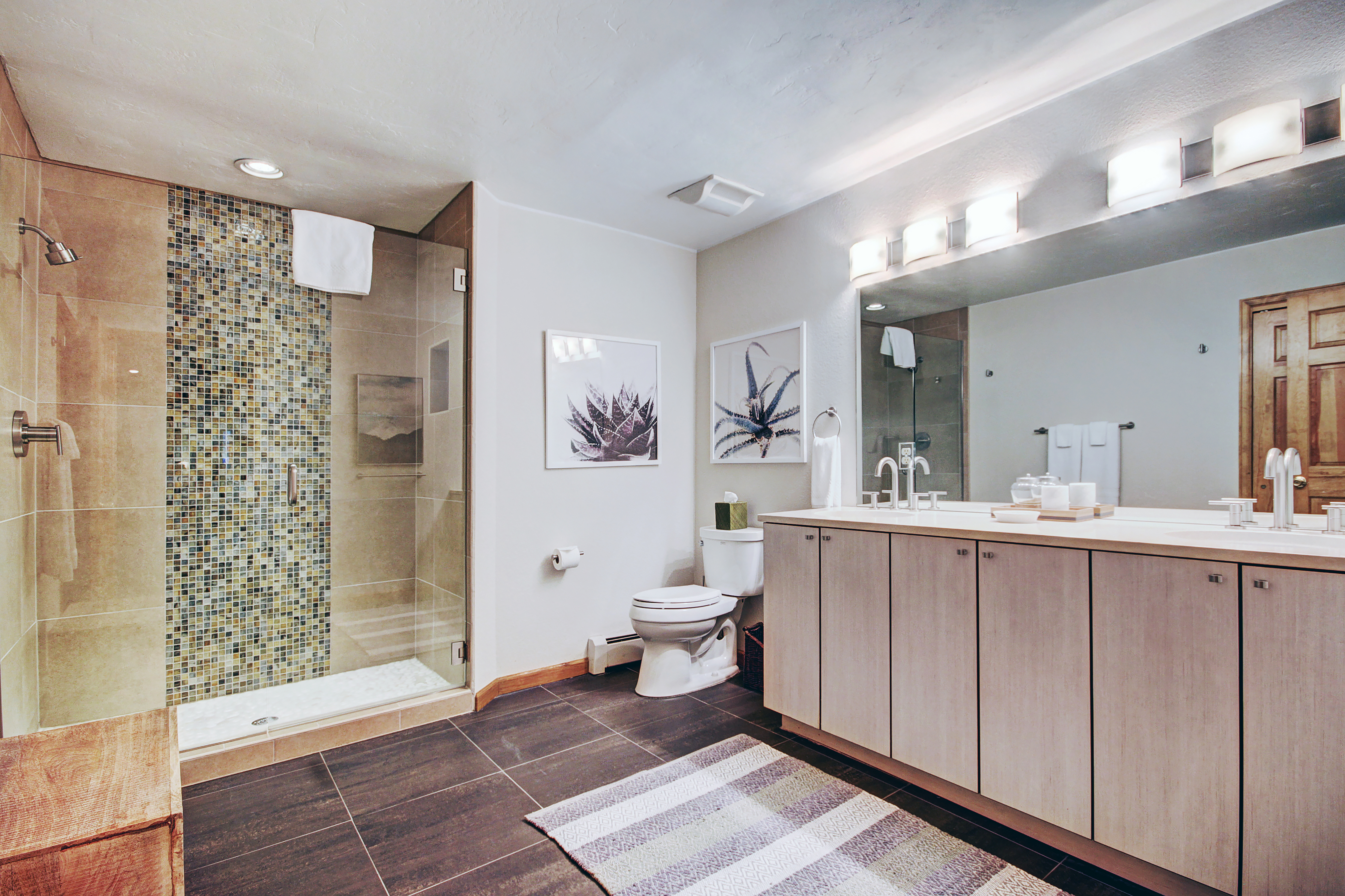 Lower level shared bathroom with walk-in shower and 2 sinks - 10 Southface Breckenridge Vacation Rental