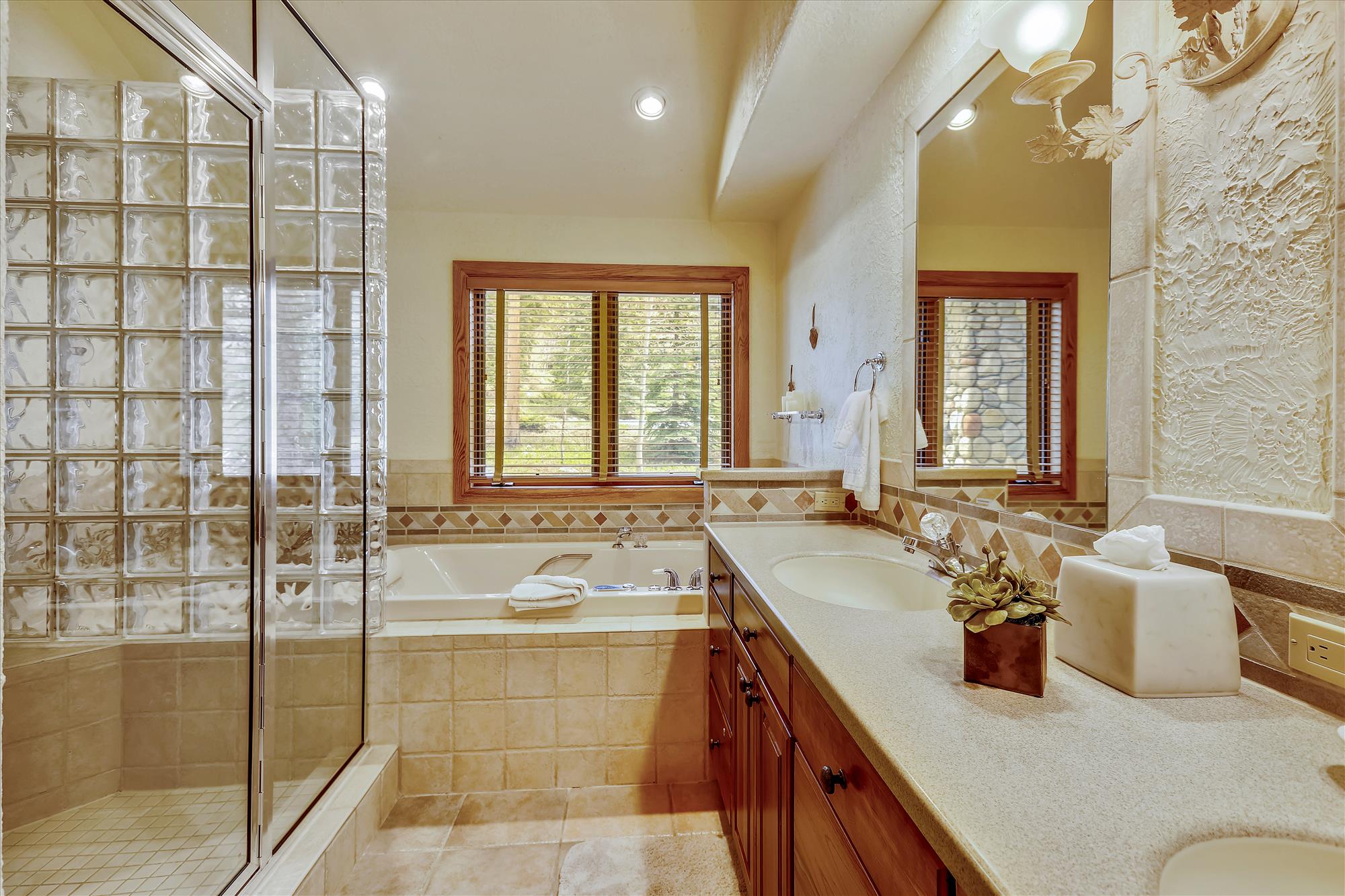 Ensuit master bathroom with large jetted soaking tub and walk-in shower - Evergreen Lodge Breckenridge Vacation Rental