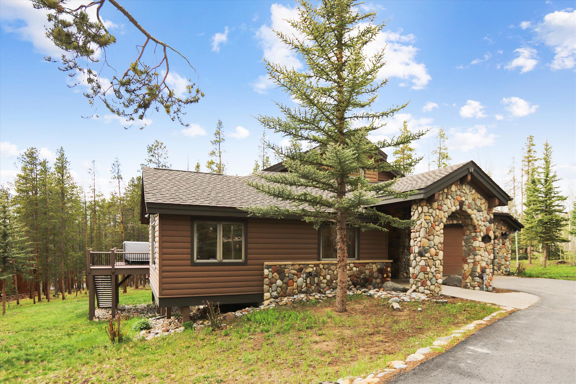 Side exterior view - Evergreen Lodge Breckenridge Vacation Rental