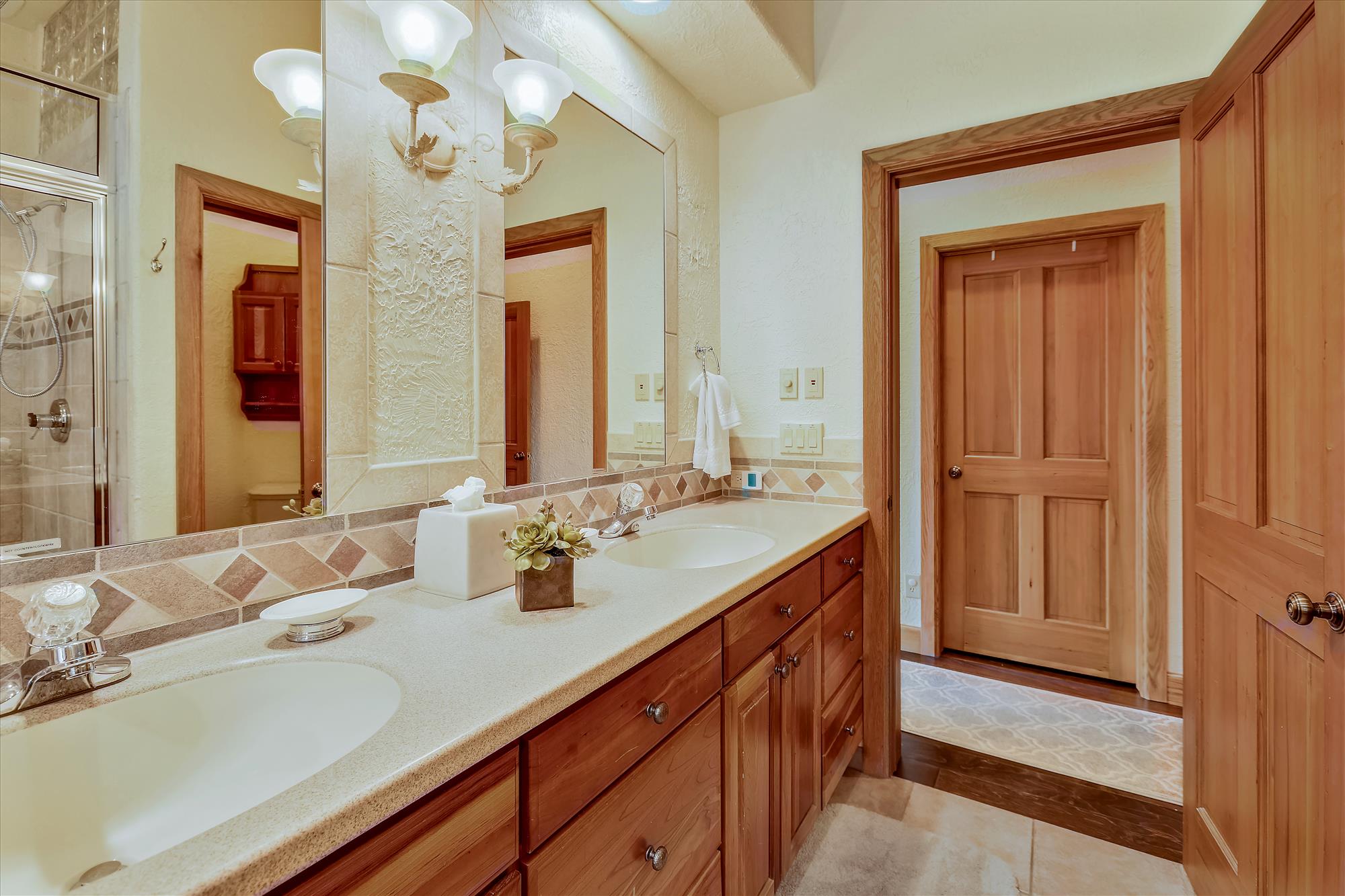 Master bathroom double vanity sinks - Evergreen Lodge Breckenridge Vacation Rental