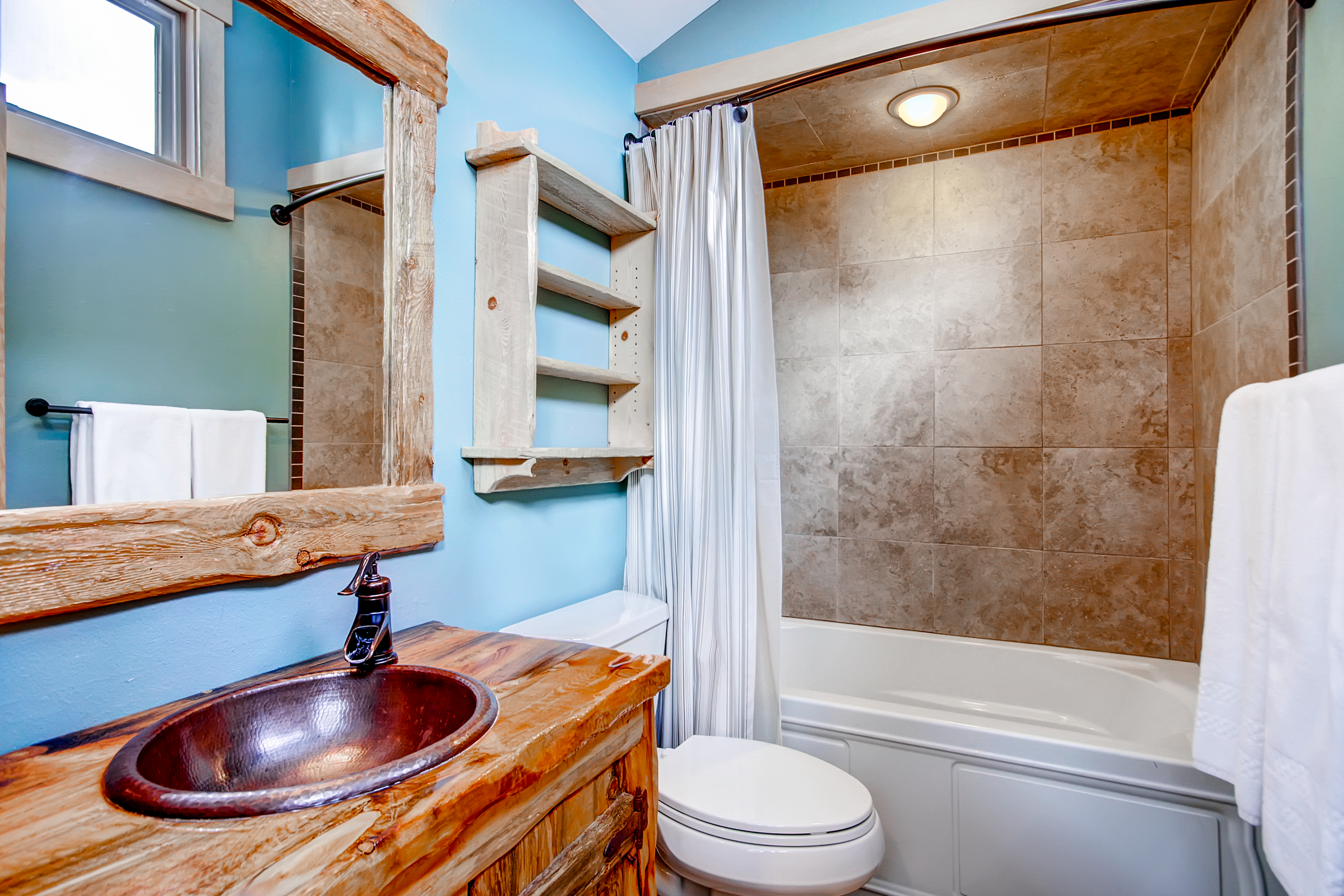 Hallway bathroom utilized by the King bedroom and loft beds - 4 O’Clock Lodge D26 Breckenridge Vacation Rental