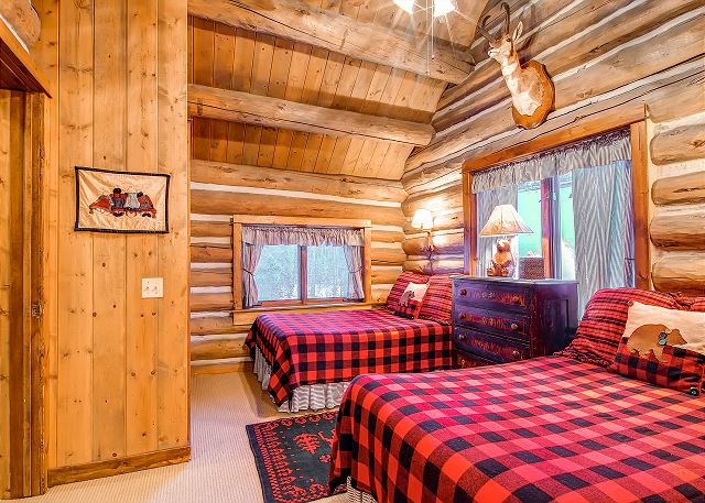 Upper level double queen room with private bathroom - Bear Lodge Breckenridge Vacation Rental