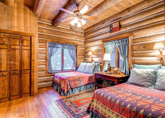 Second double queen bedroom with private bathroom - Bear Lodge Breckenridge Vacation Rental