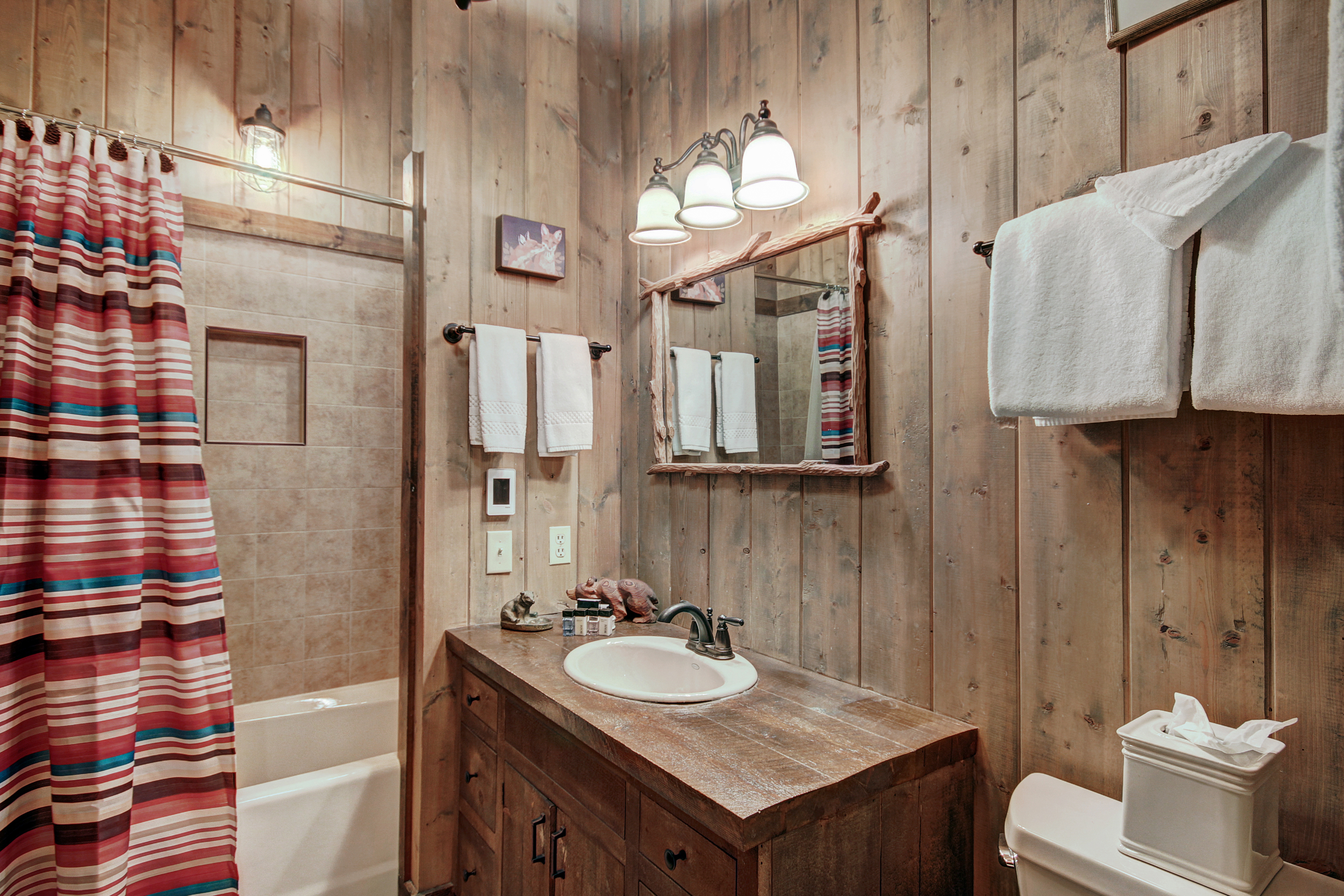 Double queen private bedroom with shower/tub combo - Bear Lodge Breckenridge Vacation Rental