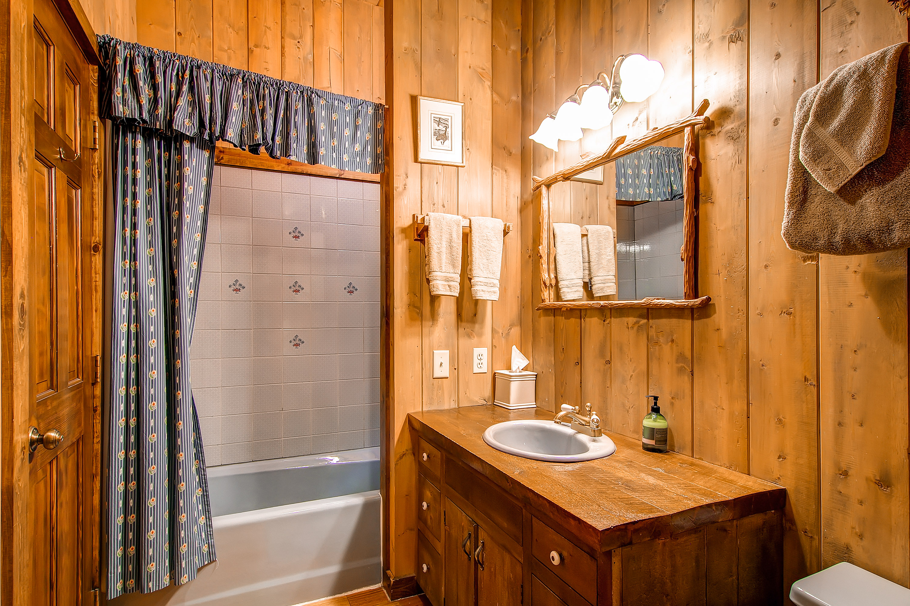 Private queen room bathroom - Bear Lodge Breckenridge Vacation Rental