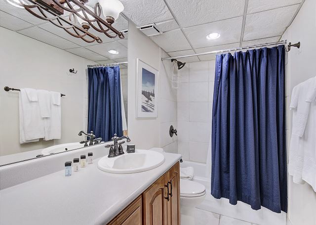 Shower/tub combo bathroom for double queen bathroom. - Beaver Run Black Diamond Penthouse Breckenridge Vacation Rental