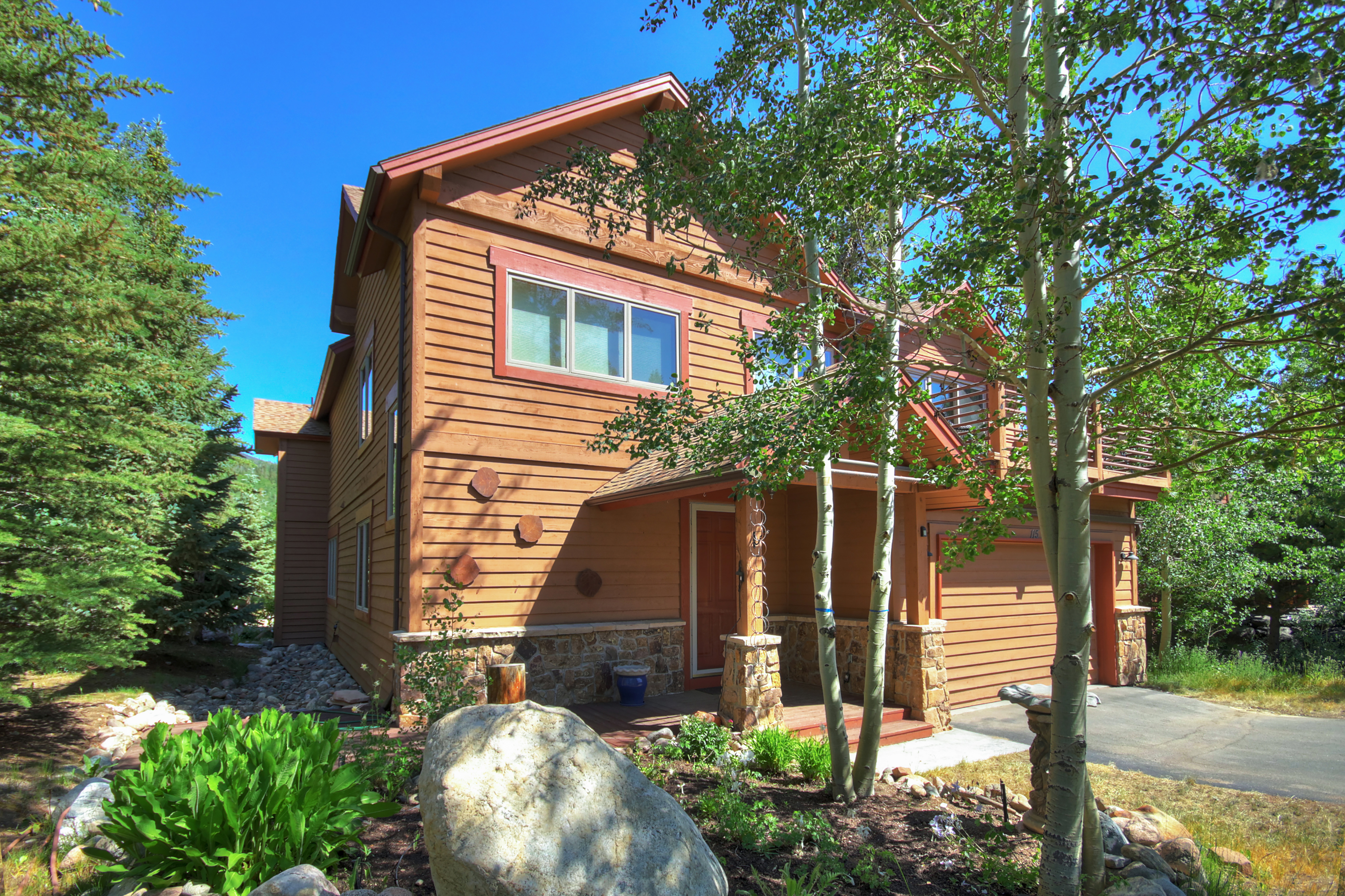 Parking for 2 vehicles in the garage and 2 vehicles in the driveway (4 spaces) - Buffalo Mountain Vista Frisco Vacation Rental