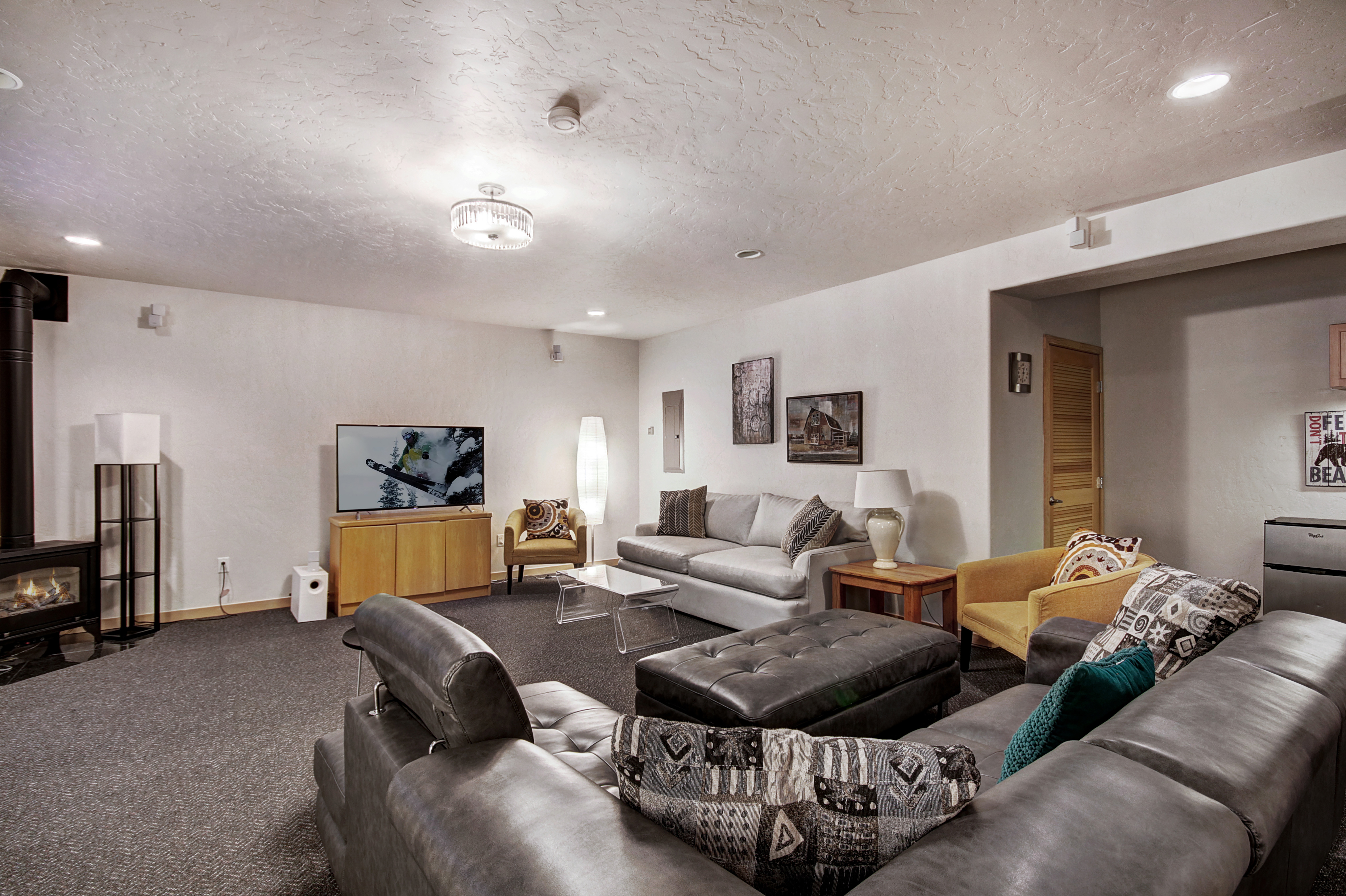 Lower level family room with sectional and flat screen TV. - Buffalo Mountain Vista Frisco Vacation Rental