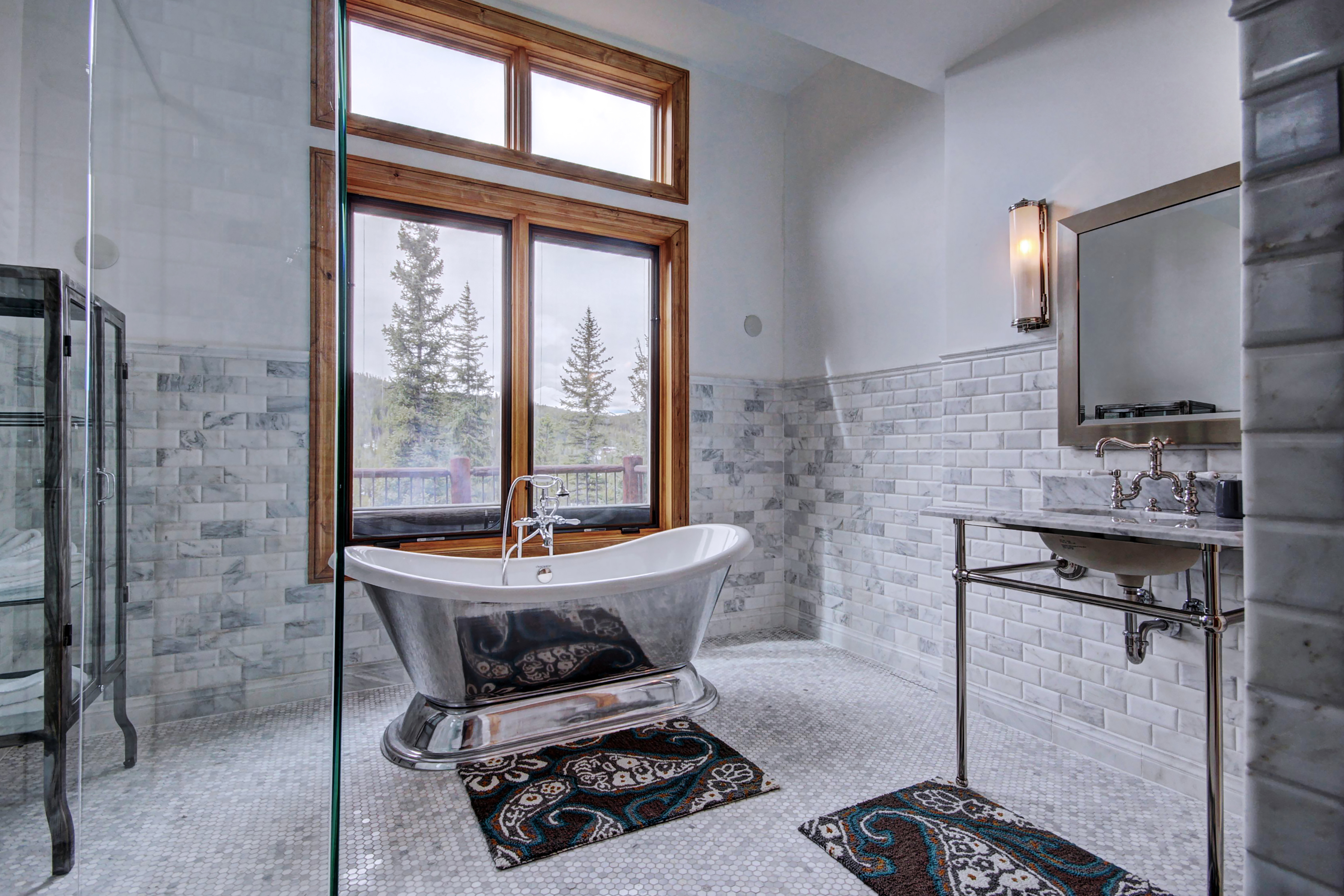 Queen bathroom with soaking tub and walk in shower - Clowsgill Holme Breckenridge Vacation Rental