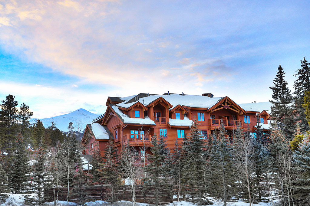 Exterior view of Mountain Thunder Lodge