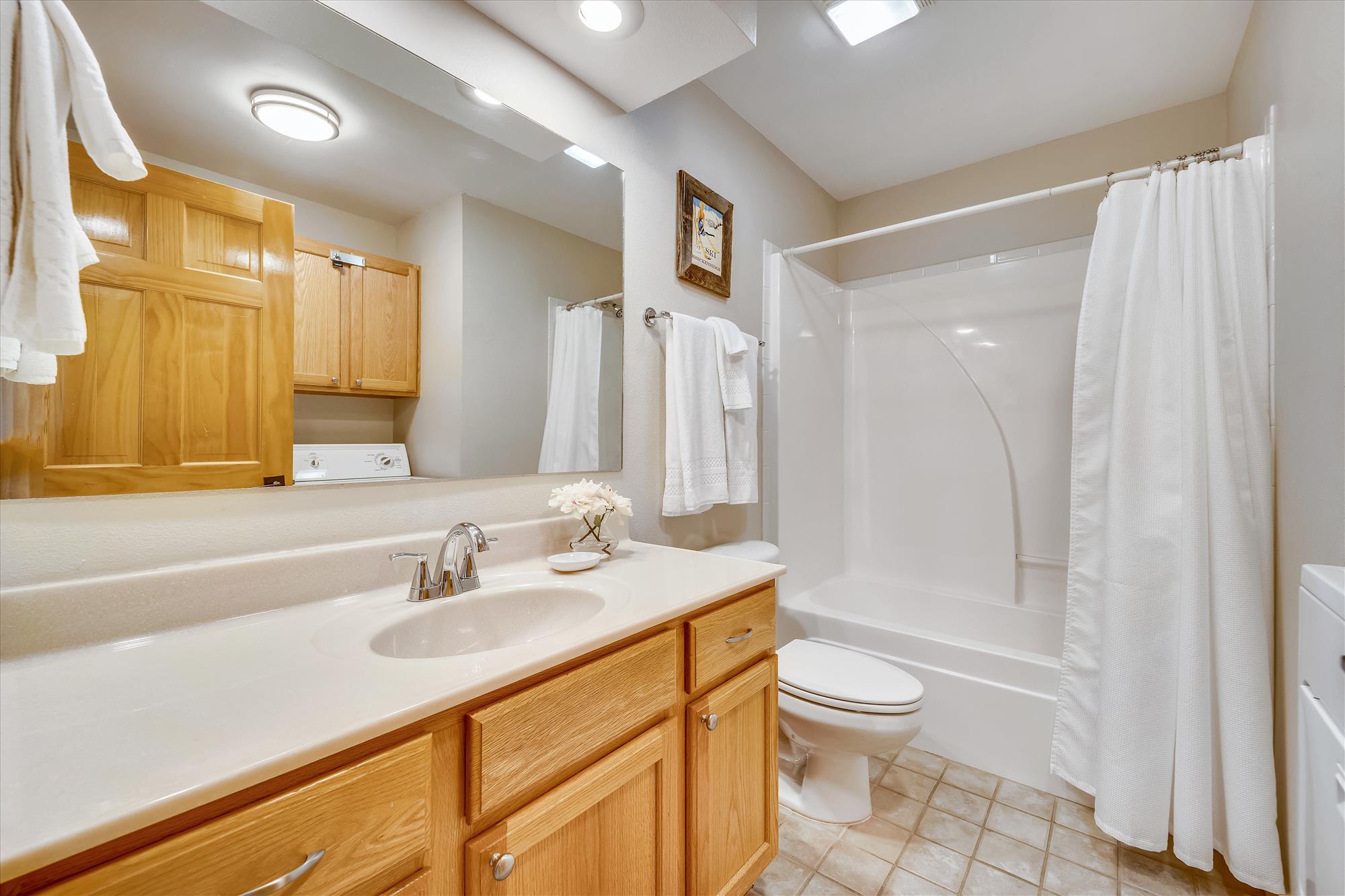 Shared bathroom - main level - Powder Moose Villa - Breckenridge Vacation Rental