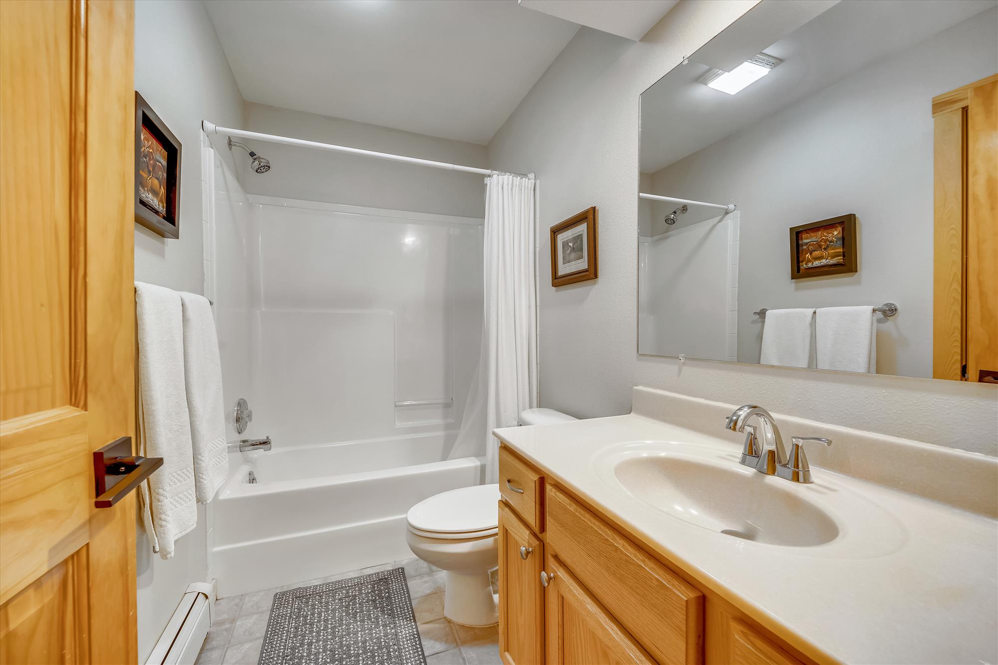 Shared bathroom - main level - Powder Moose Villa - Breckenridge Vacation Rental