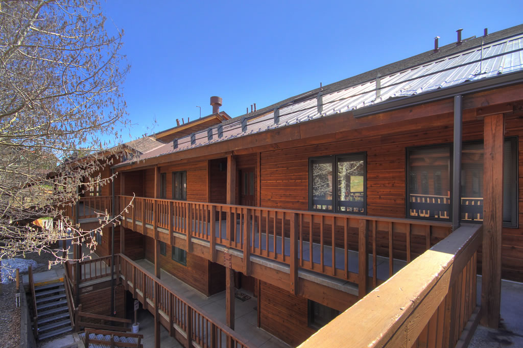 Complex amenities include 2 indoor hot tubs and 1 outdoor hot tub