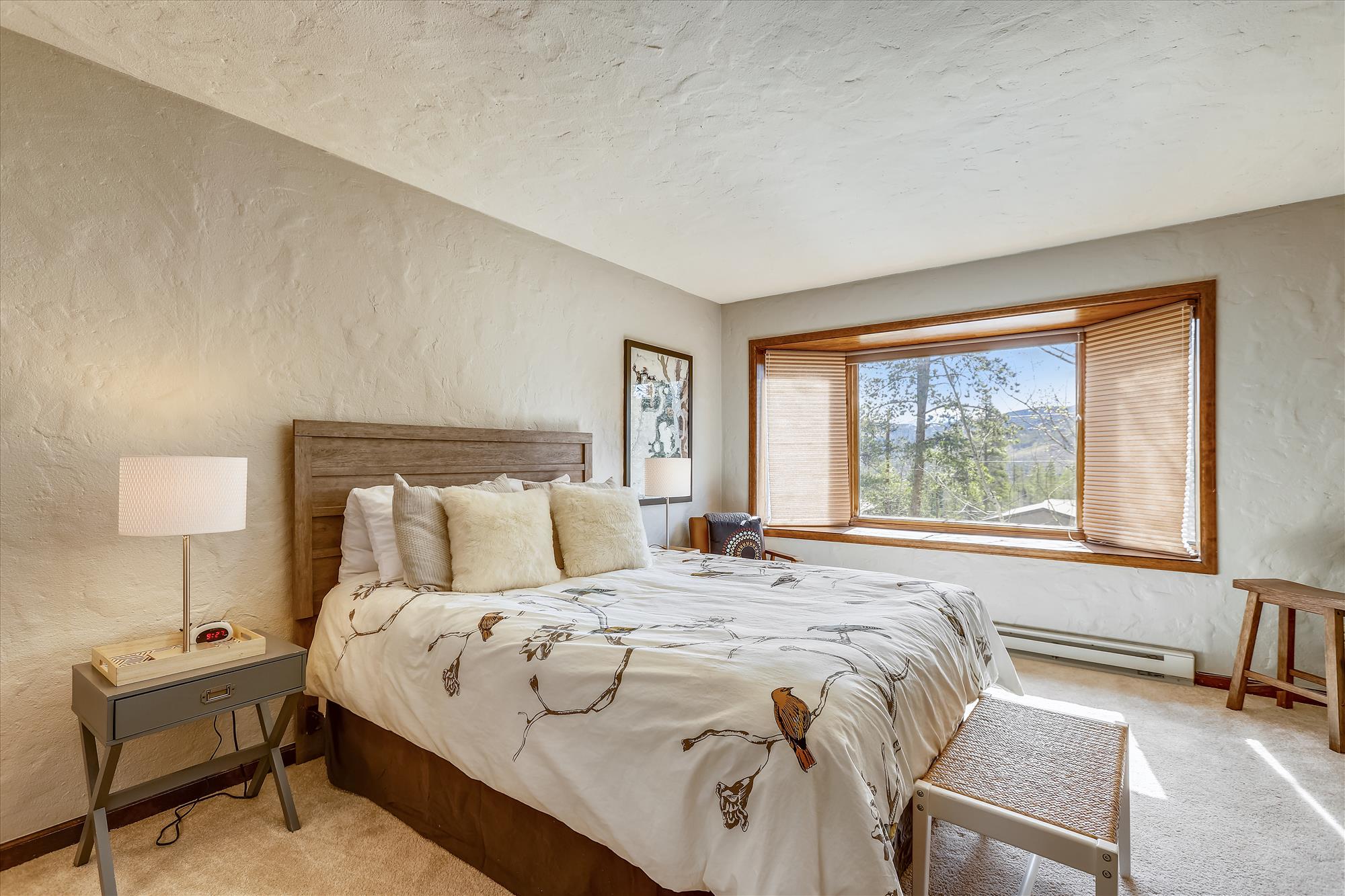Upper level queen bedroom with bay windows and private bathroom - Calderon De La Breck Breckenridge Vacation Rental