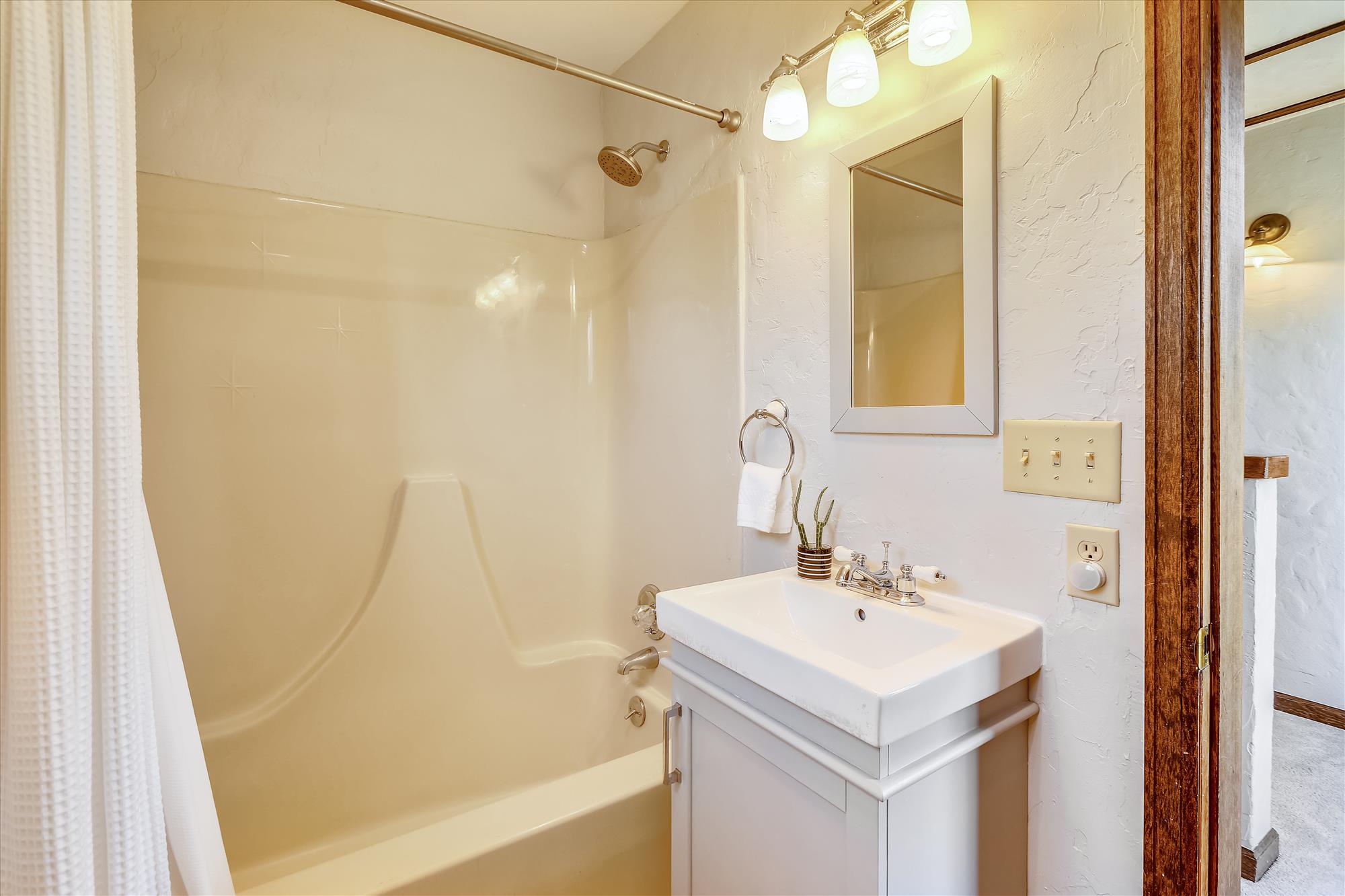 Designated double queen bathroom with shower/tub combo - Calderon De La Breck Breckenridge Vacation Rental