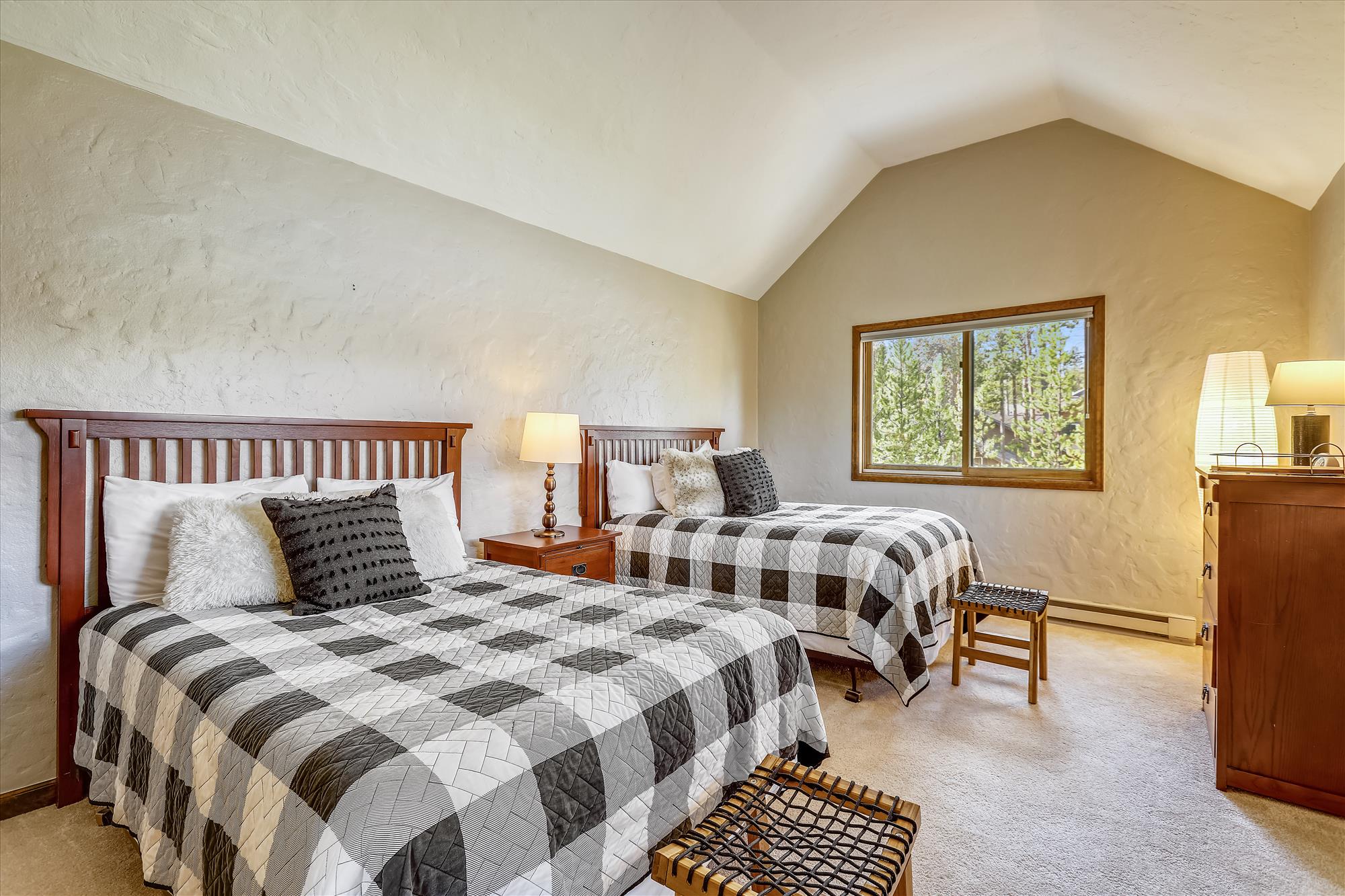 Second upper level bedroom with two queen beds - Calderon De La Breck Breckenridge Vacation Rental