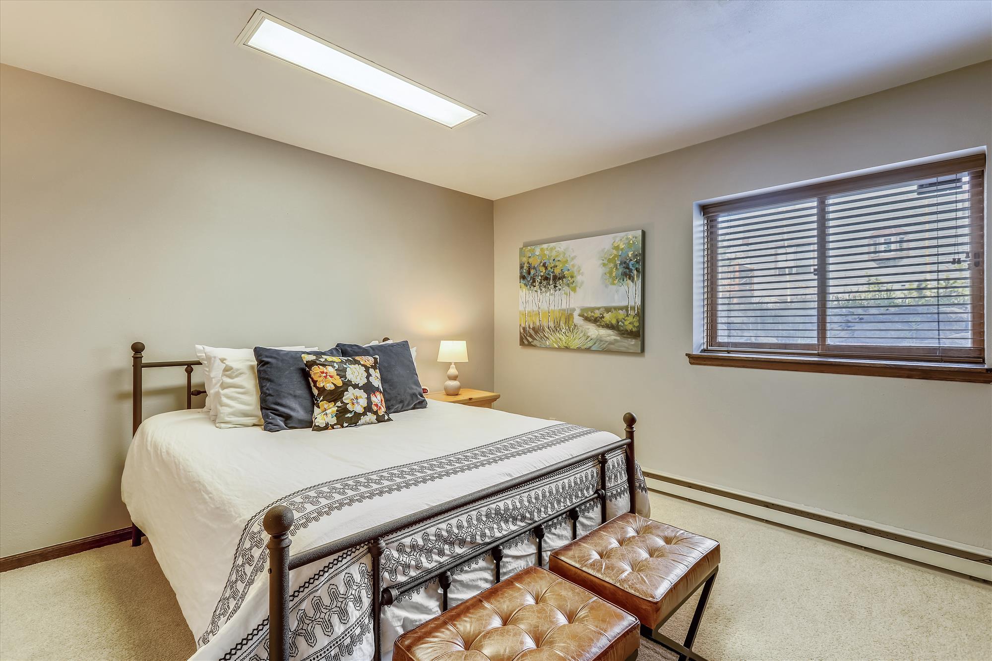 Bottom level queen bedroom with shared bathroom - Calderon De La Breck Breckenridge Vacation Rental
